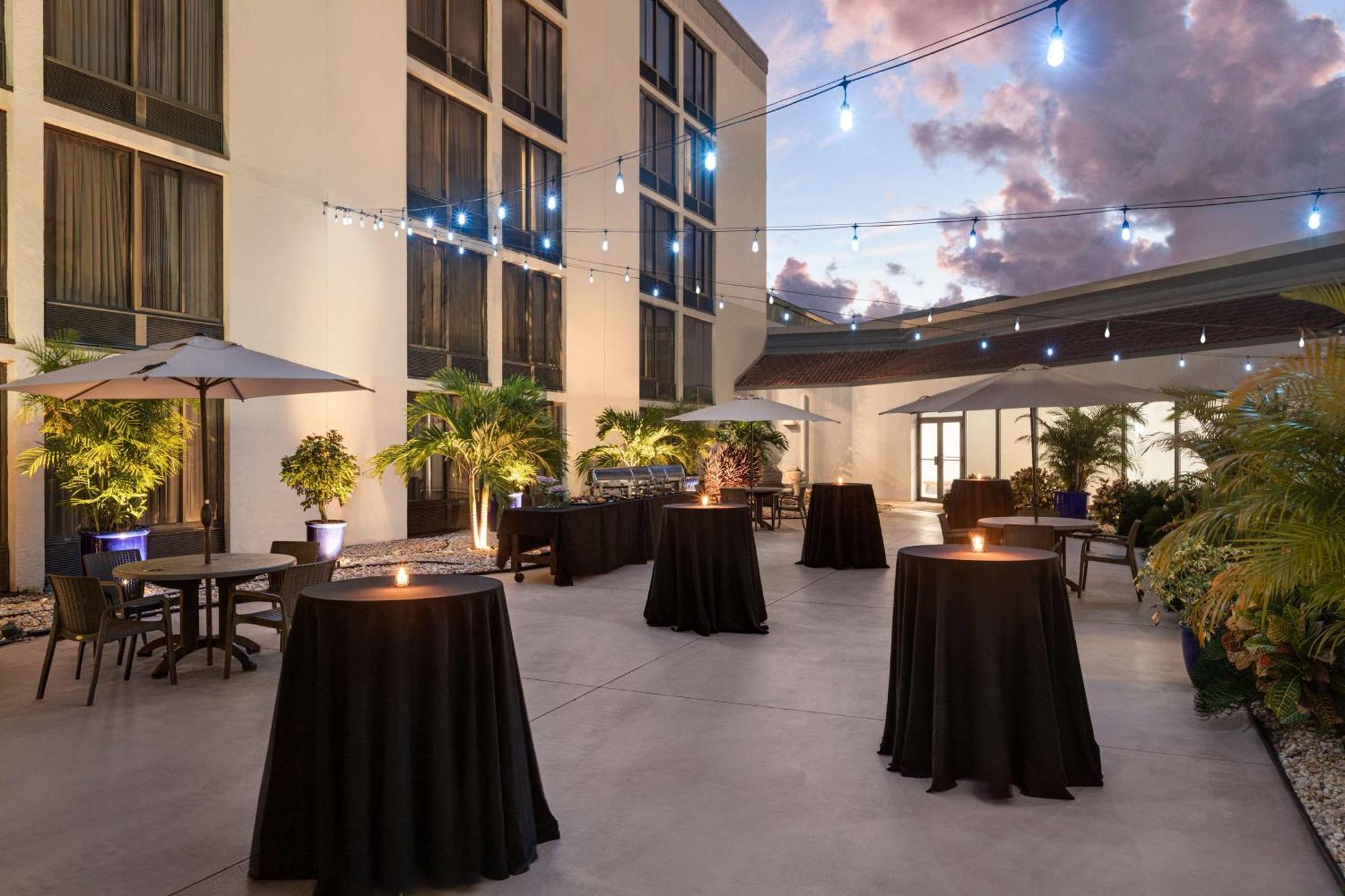 Doubletree By Hilton Fort Myers At Bell Tower Shops Bagian luar foto